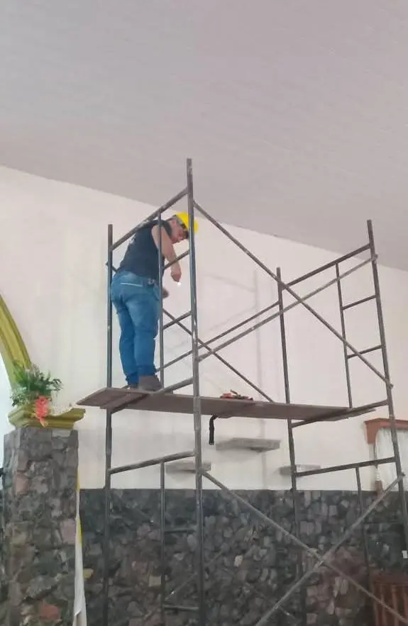Instalación eléctrica en altura — salón