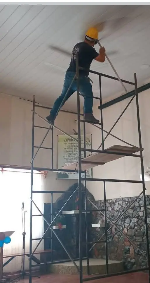 Instalación eléctrica en techo — salón