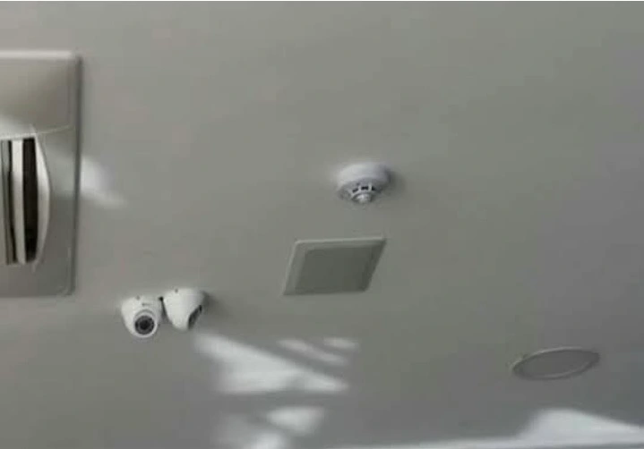 Cámara CCTV instalada en techo